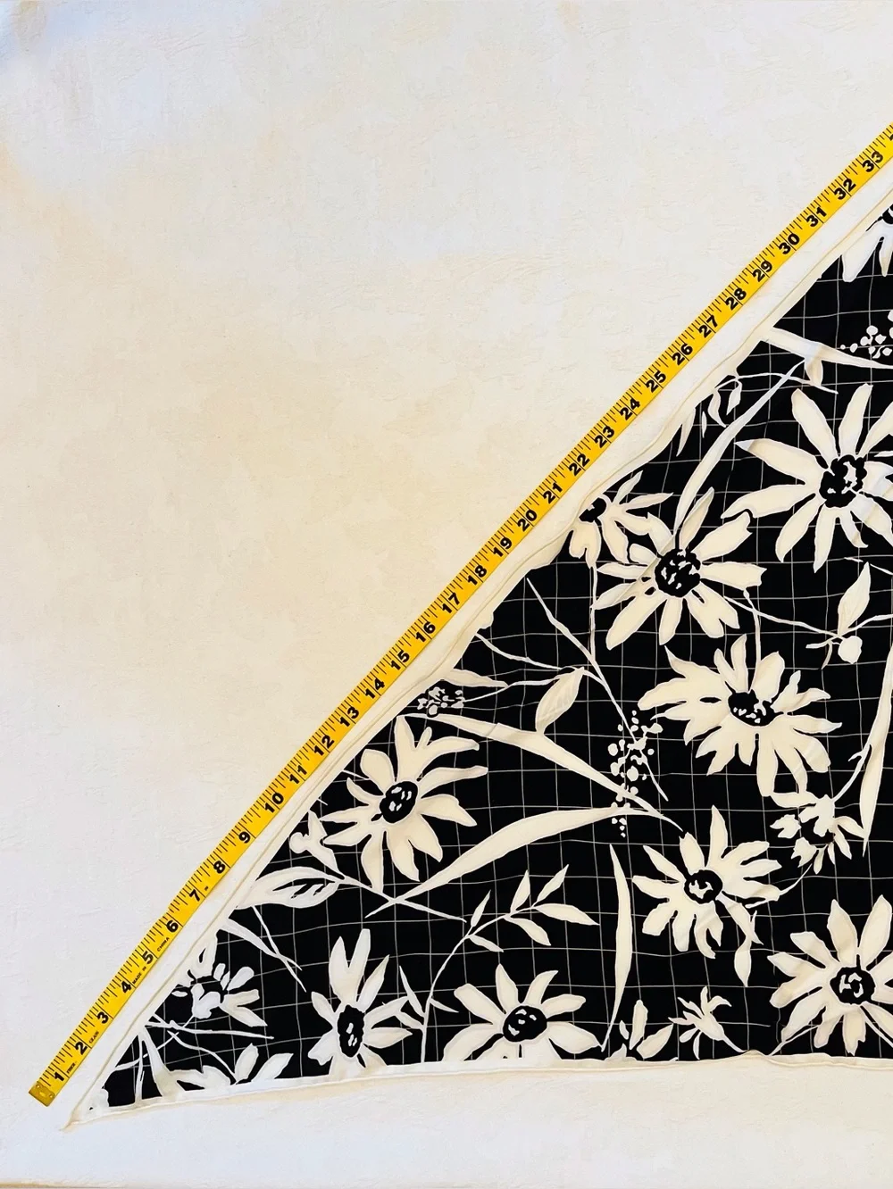 Whimsigoth 1960s triangle head kerchief scarf - black & white daisy rolled hem